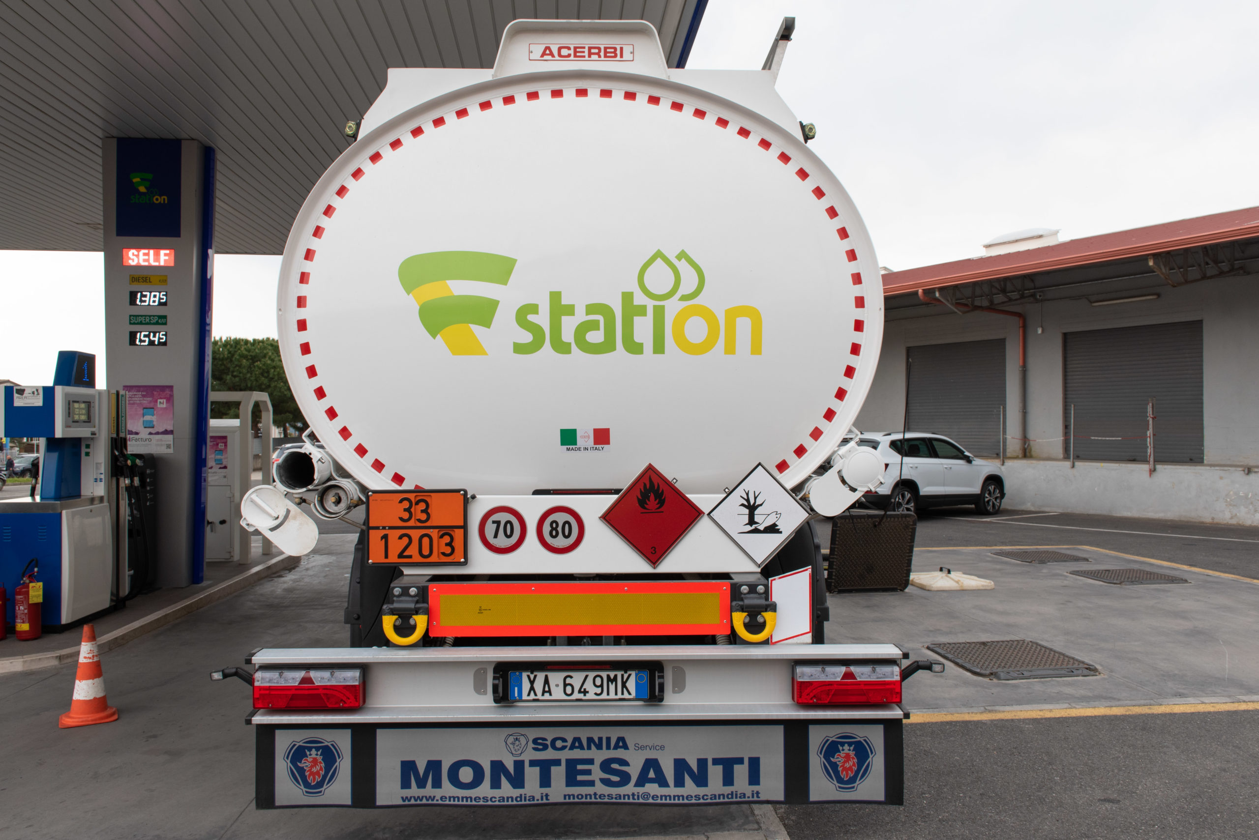 Distributore di carburanti F Station con autobotte FA Petroli